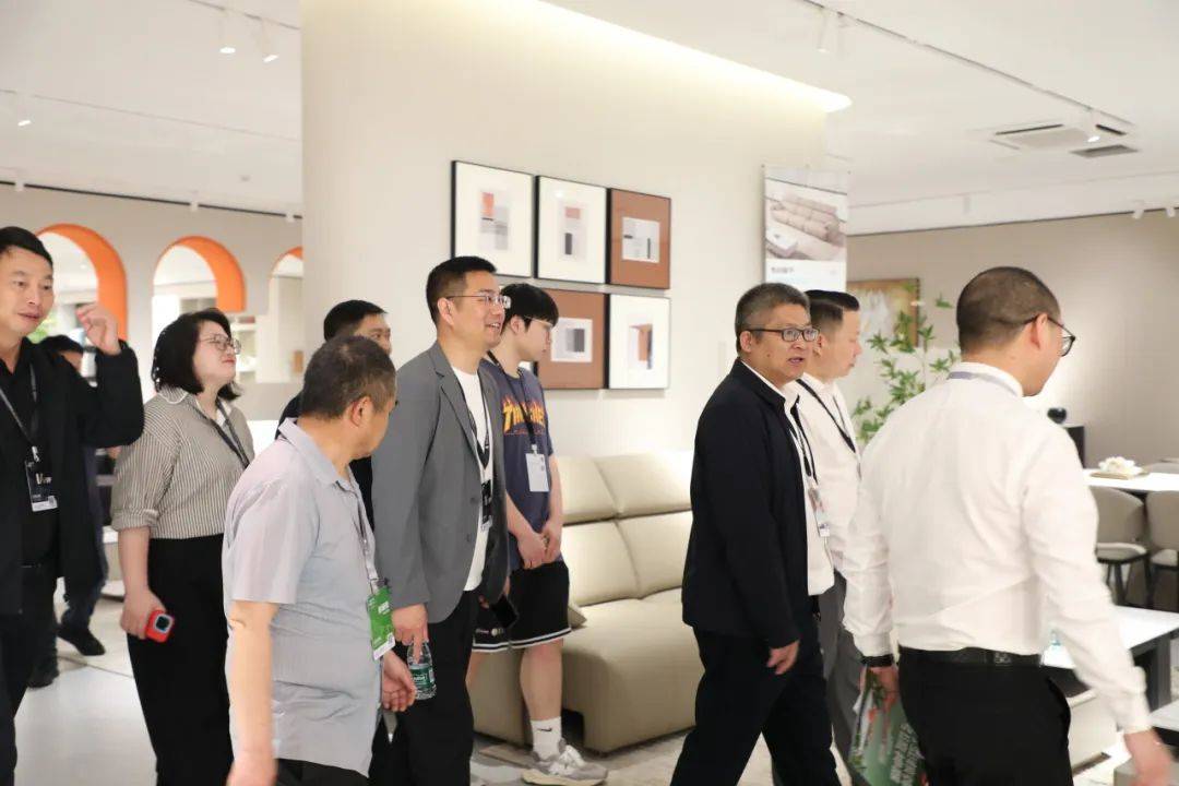 展会直击 A家家居C位亮相人潮如涌燃爆名家具展(图2)